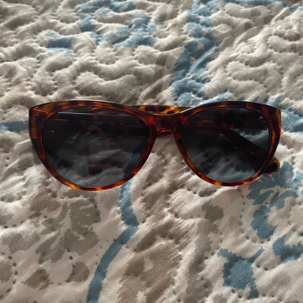 DKNY Avenue A K0137 Tortoise Cat eye sunglasses, Excellent condition, no flaws
